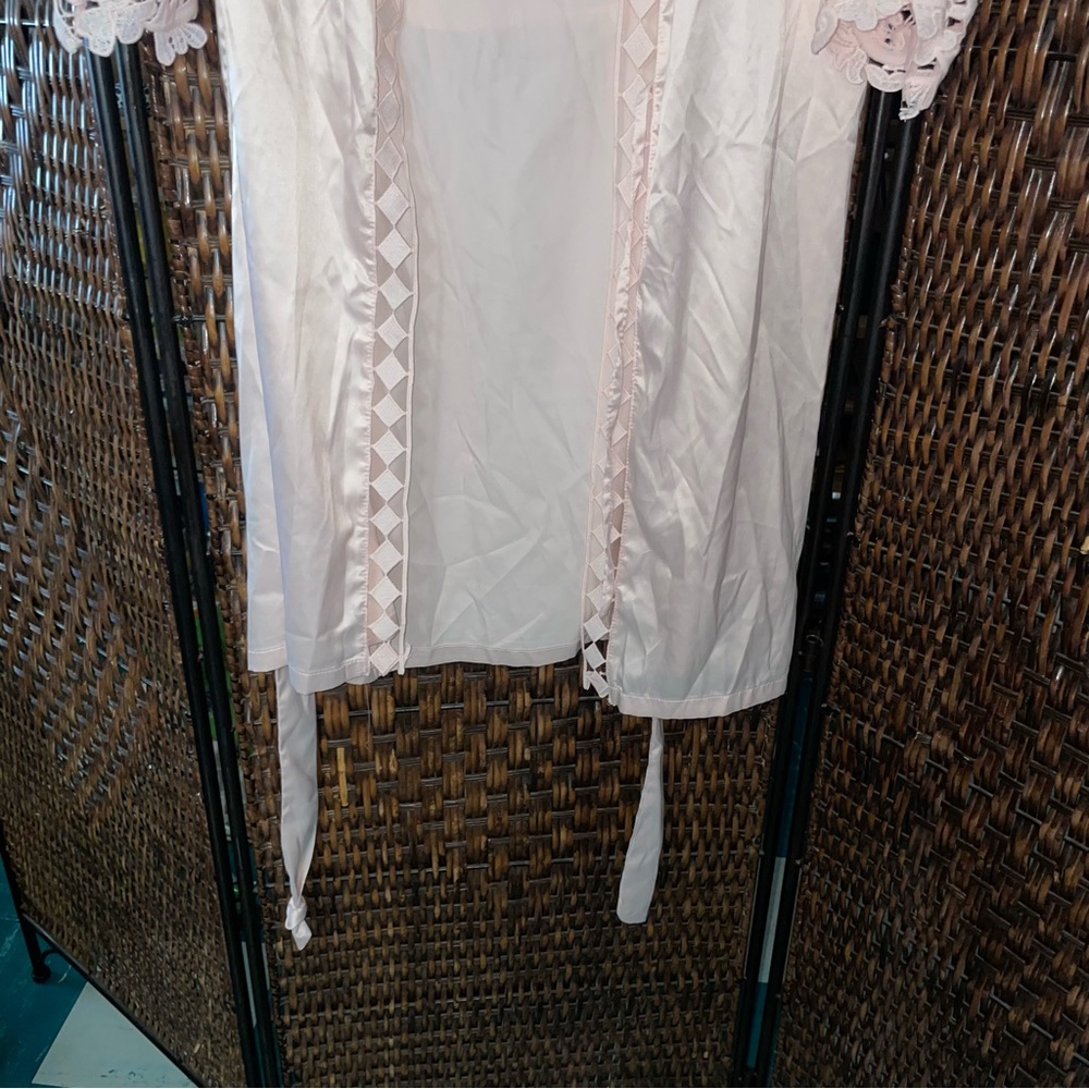 Pink faux silk and lace robe - Picture 7 of 9